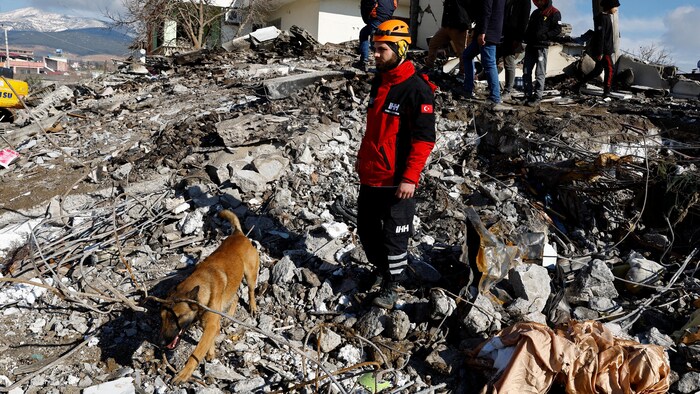 عامل إغاثة وكلبه يبحثان عن أحياء وسط الأنقاض اليوم في مدينة غازي عنتاب في جنوب تركيا.