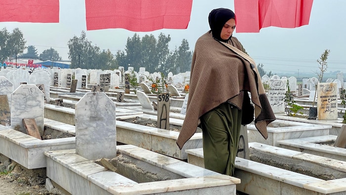 Une femme marche dans le cimetière d’Antakya. 