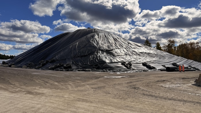 Une montage de sel enveloppée d'un plastique noir.