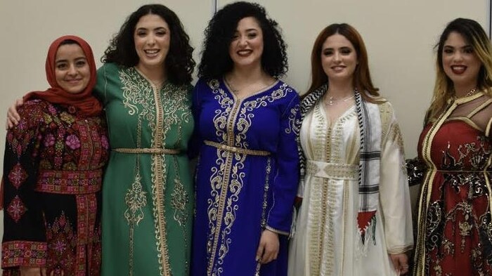 فتيات يرتدين جلابيات عربية.
