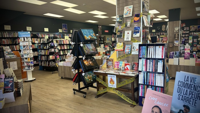 Un kiosque sur lequel des livres sont apposés. 