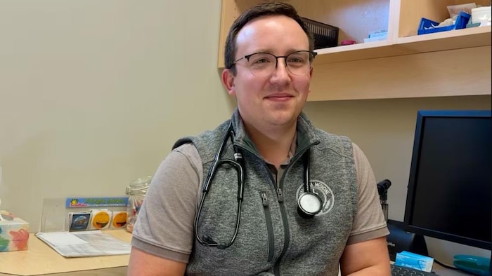 Le Dr Jacob Yuriy exerce à Souris depuis cinq mois et agit comme mentor auprès des étudiants en médecine de l'Université du Manitoba.