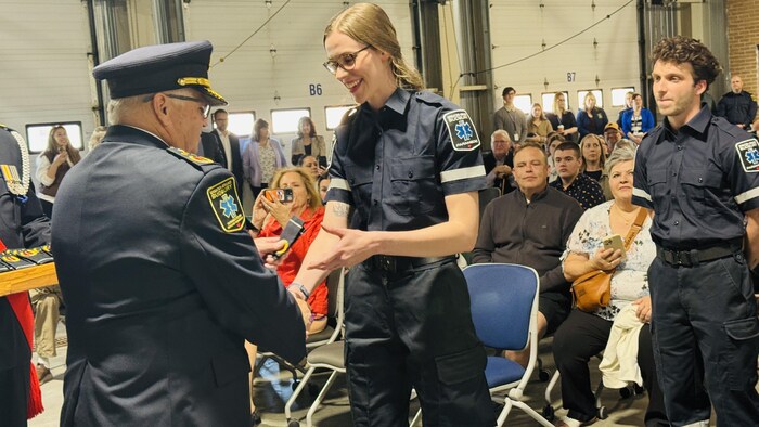 Une ambulancière reçoit une épaulette.