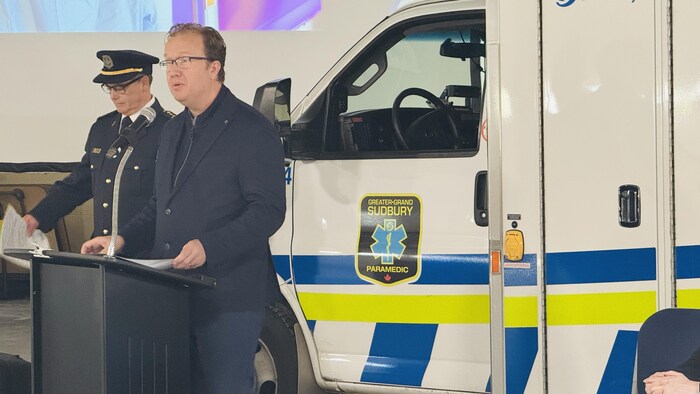Le maire Paul Lefebvre prononce un discours.