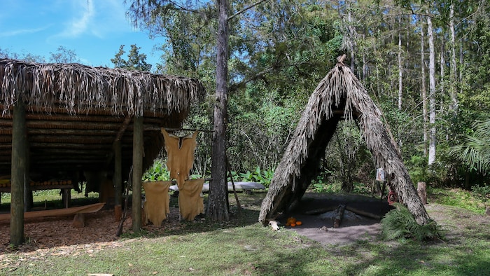 Un abri et des peaux d'animaux qui sèchent au soleil.