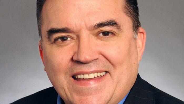 Gros plan de John Hoffman. 