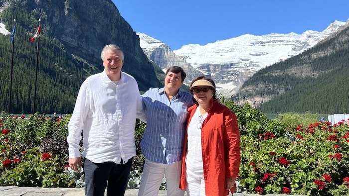 La sénatrice Rosemary Moodie et les sénateurs albertains Scott Tannas et Karen Sorenson prennent la pose devant les Rocheuses.