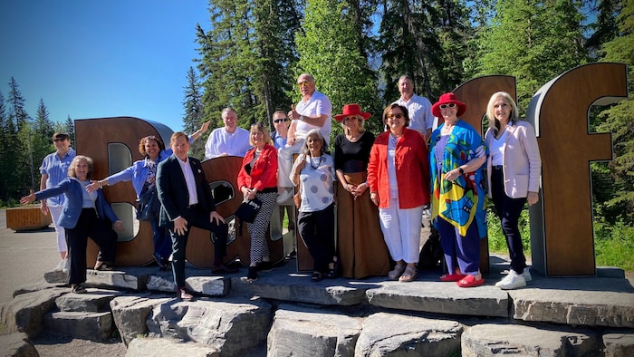 Le groupe de sénateurs devant l’enseigne de la ville de Banff.