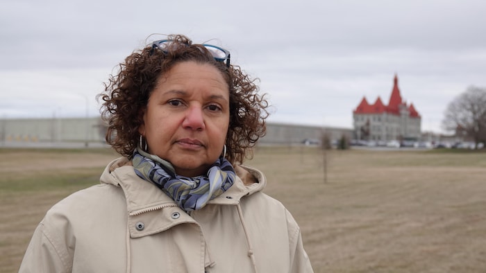 La sénatrice Bernadette Clement devant une prison.