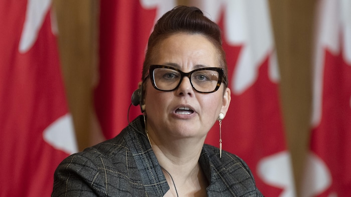 Dawn Anderson parle en conférence de presse.