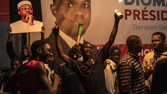 Des partisans du candidat de l'opposition à la présidentielle Bassirou Diomaye Faye et du chef de l'opposition Ousmane Sonko célèbrent.