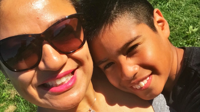 Une photo heureuse d'une mère et son fils.