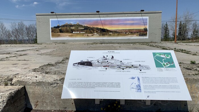 Une fresque géante représentant les années d'opérations de la base militaire Le Radar.