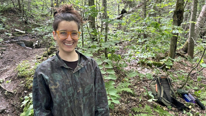 Une femme dans la forêt.