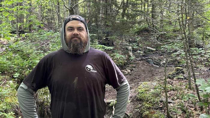 Un homme dans la forêt.