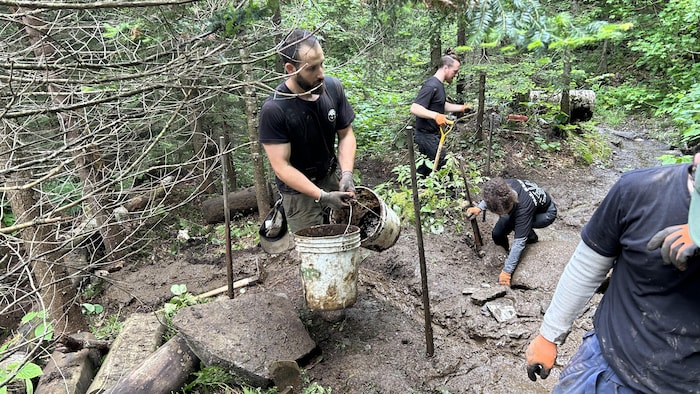Des aménagistes en plein travail.