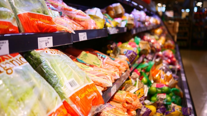 Étalage de fruits et de légumes dans un supermarché Sobeys à Saskatoon, en Saskatchewan, le 22 septembre 2025. 