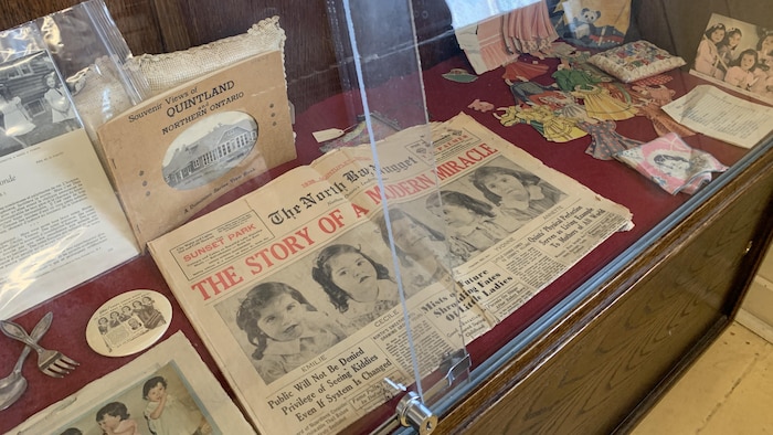 Un vieux journal sur lequel se trouvent des photos des quintuplées Dionne.