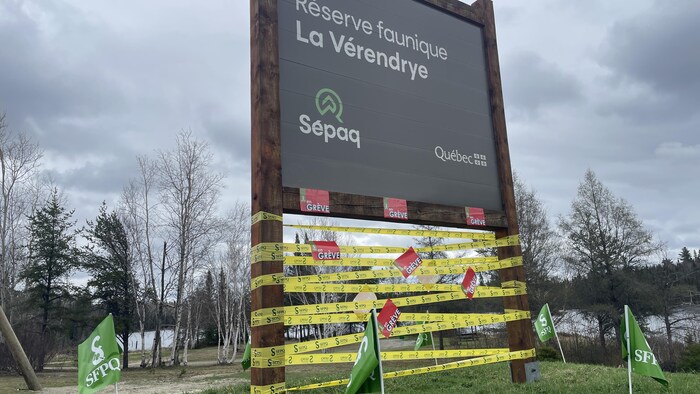 Des banderoles de grève à la Sépaq sur le panneau annonçant la réserve faunique La Vérendrye.