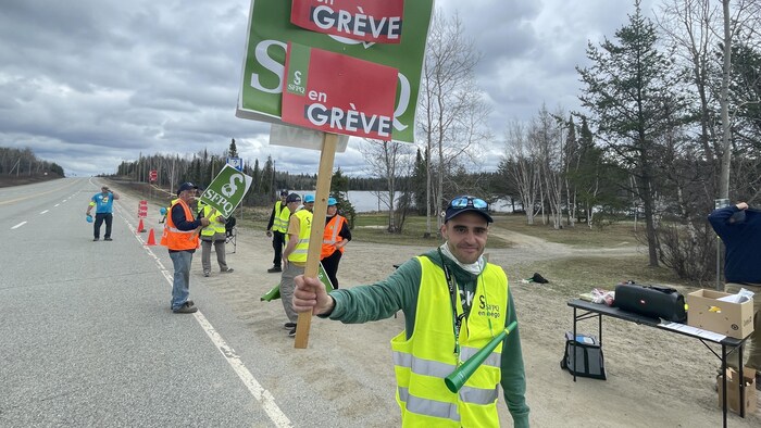 Une dizaine d'employés de la Sépaq manifestent dans la réserve faunique La Vérendrye.