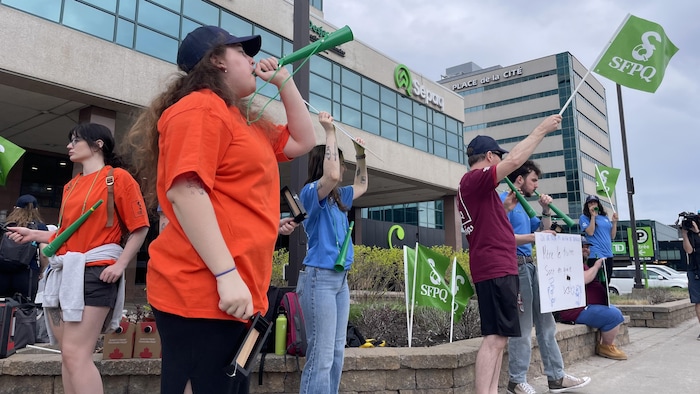 Des employées et des employés de la Sépaq manifestaient jeudi devant le siège social de la Société, à Québec.