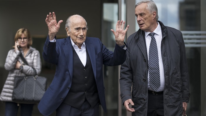 Sepp Blatter sort du tribunal.