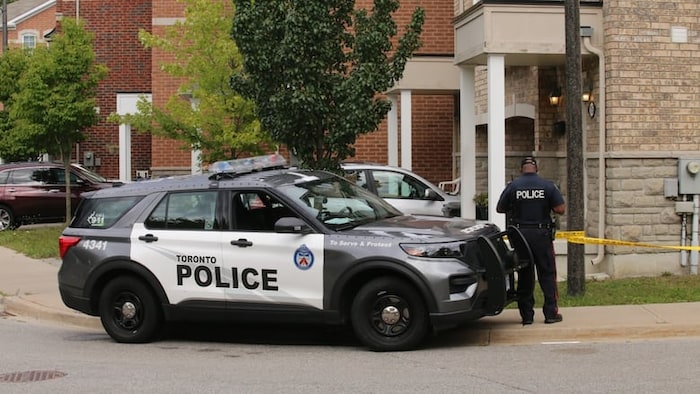 Une voiture de police devant la résidence.