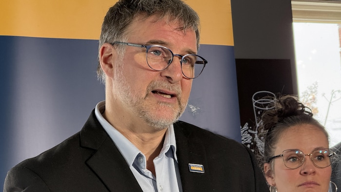 Serge Bonin livre un discours.