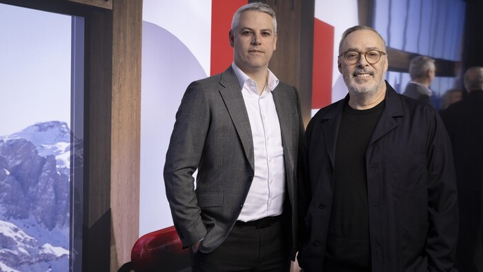 Les deux hommes posent côte à côte.