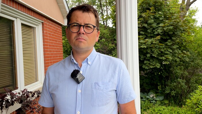 Serge Dupuis en entrevue dans son jardin.