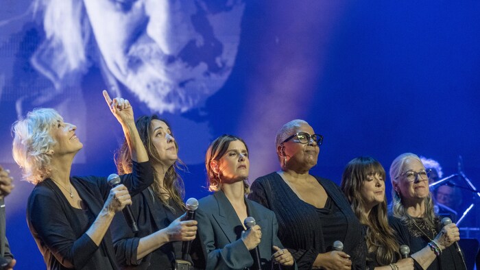Des chanteuses sur scène. 