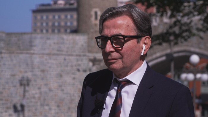 Serge Fleyfel accorde une entrevue à Radio-Canada à l’extérieur.