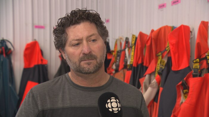 Serge Gaudet répond aux questions du journaliste.