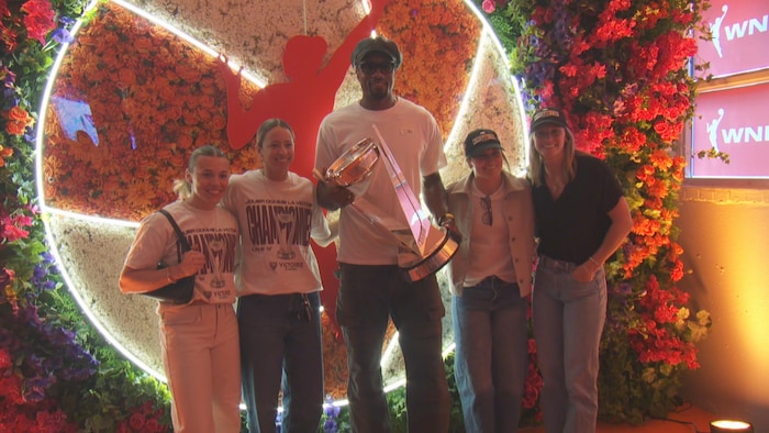  Maureen Murphy, Jade Downie-Landry, Serge Ibaka, Marie-Philip Poulin et Laura Stacey posent pour la caméra.