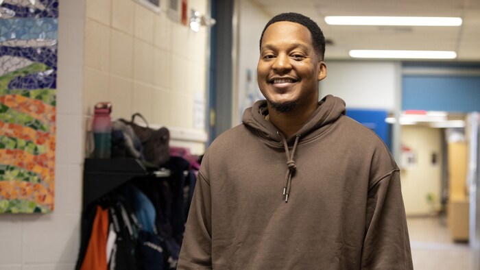 Serge Kalala dans une école.