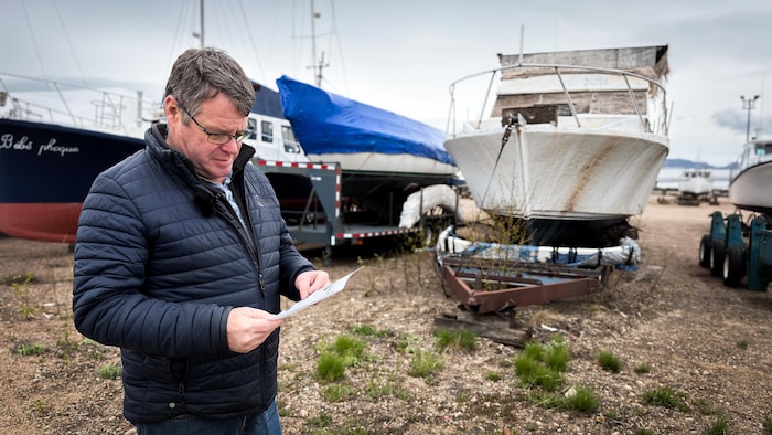 Serge Langelier est dans le parc d'hivernage, il consulte une liste. 
