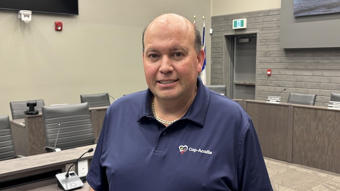 Un homme dans la salle du conseil municipal de la Ville régionale de Cap-Acadie