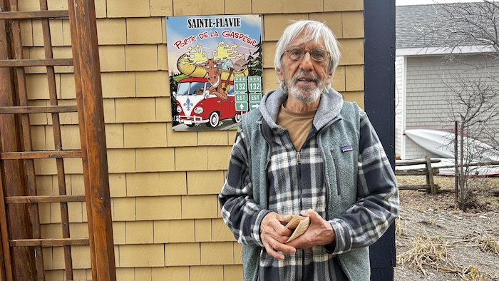 Portrait de Serge Lemay devant son chalet.