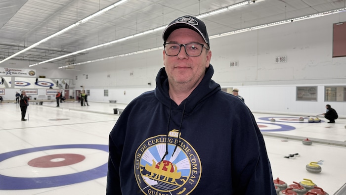 Serge Lévesque sur une patinoire de curling.