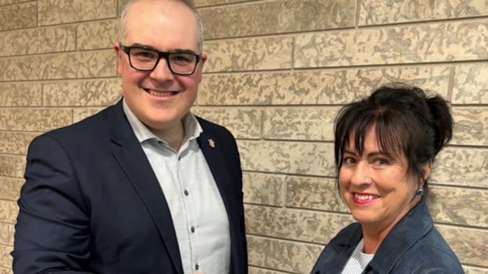 Serge Miville, recteur et vice-chancelier de l'Université de Sudbury, et Lise Bourgeois, présidente-directrice générale de La Cité, se serrent la main.