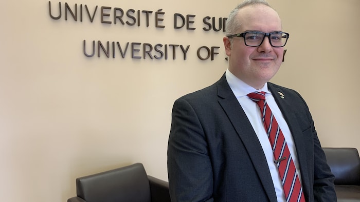 Serge Miville pose pour une photo.