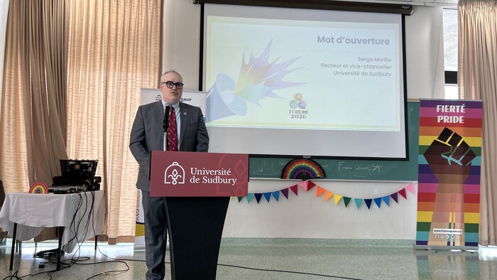 Photo de Serge Miville à l’Université de Sudbury ors du Forum FrancoQueer 2026.
