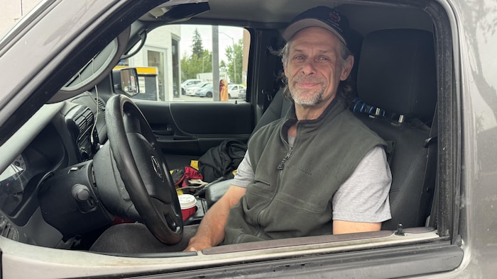 Un homme seul dans son camion.