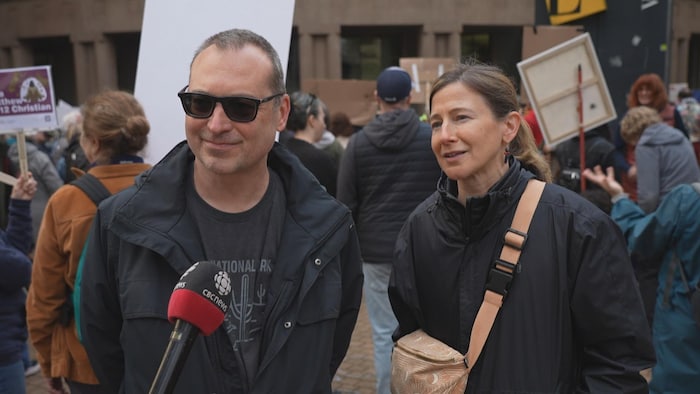 Serge et Nicole Domkowski interviewés lors de la manifestation « No Kings » à Vancouver.