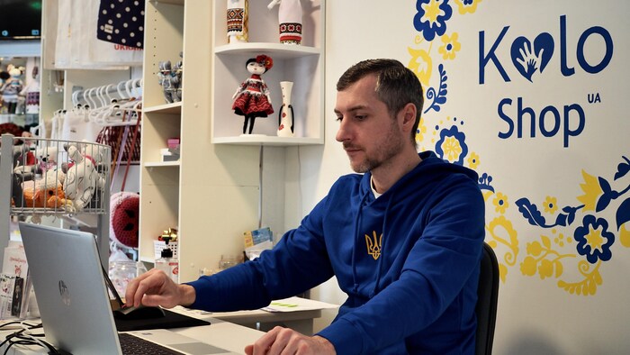  Serhii Okhrimenko est assis devant son ordinateur. 