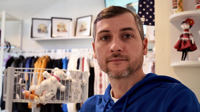  Serhii Okhrimenko est dans son magasin, en janvier 2025.     