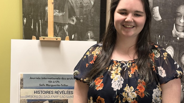 Andréane Vallée devant une affiche.