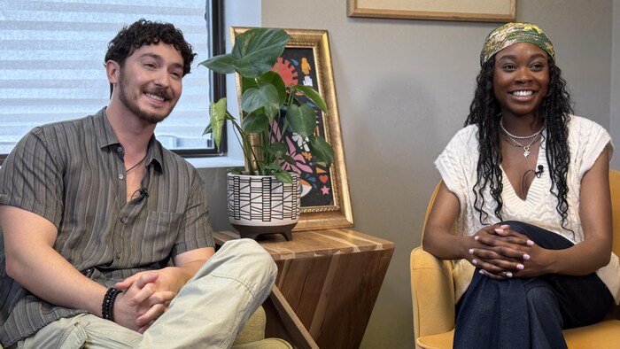 L'acteur Mikaël Conde et l'actrice Schelby Jean-Baptiste assis en train de répondre à des questions. 