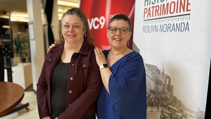 Laurie Boast et Kristine Charron posent lors du lancement de la série L'histoire mur à mur, à la bibliothèque de Rouyn-Noranda.