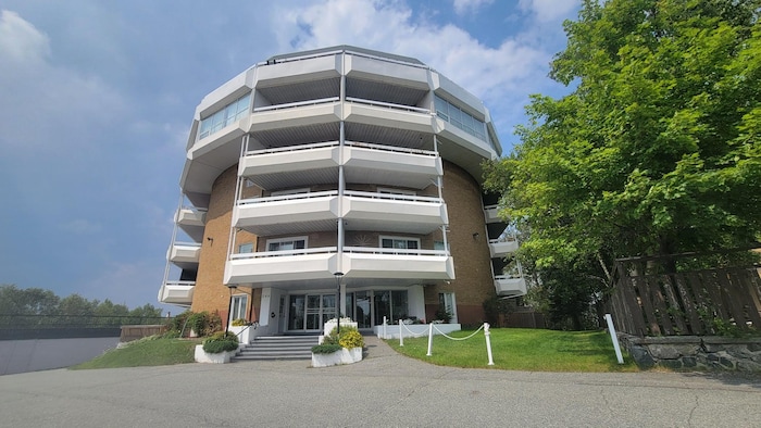 Un bloc à appartements de forme circulaire.